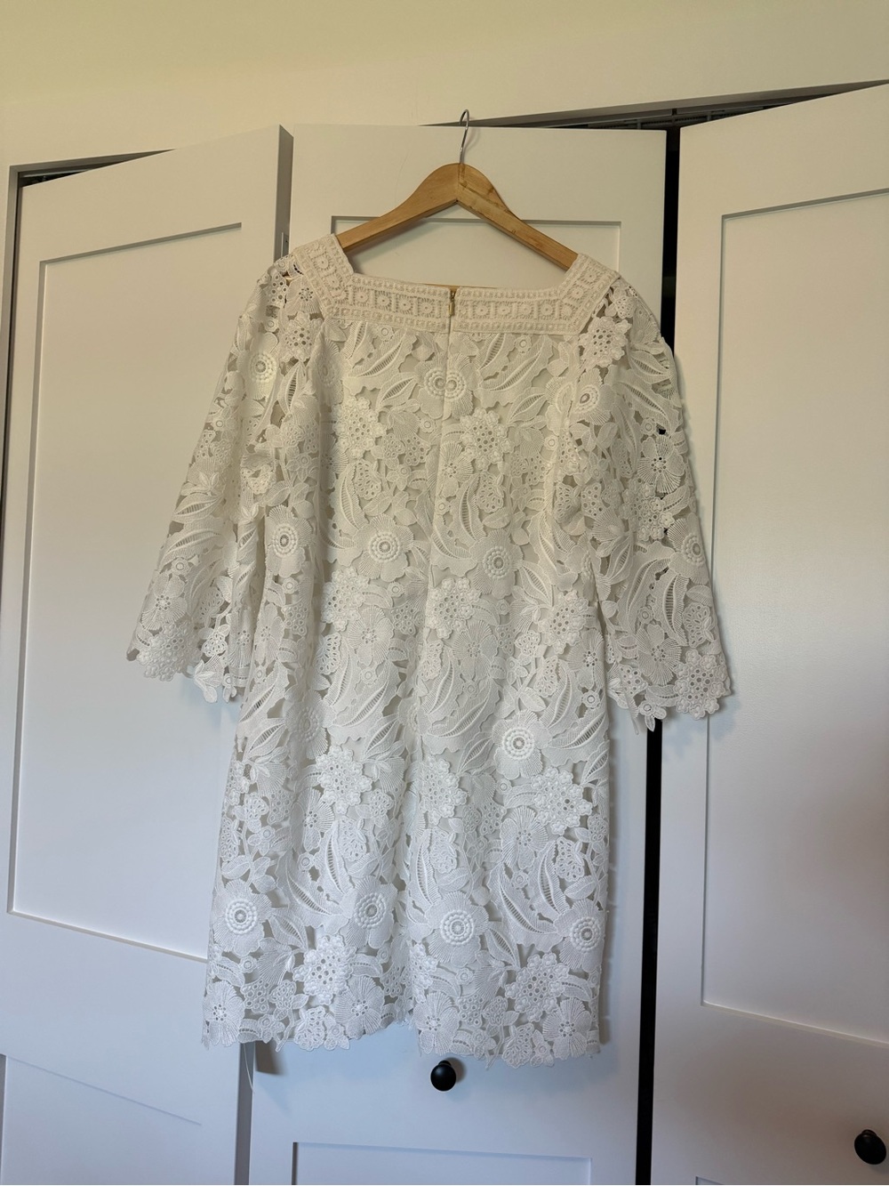 Trina Turk White Lace Mini Sheath size 12 - Picture 4 of 6